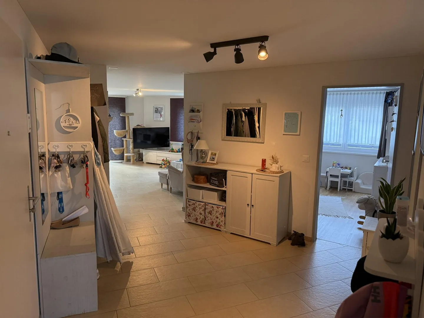 Appartement moderne de 4,5 pièces avec immense terrasse en attique et salle de loisirs - Photo 4 sur 23
