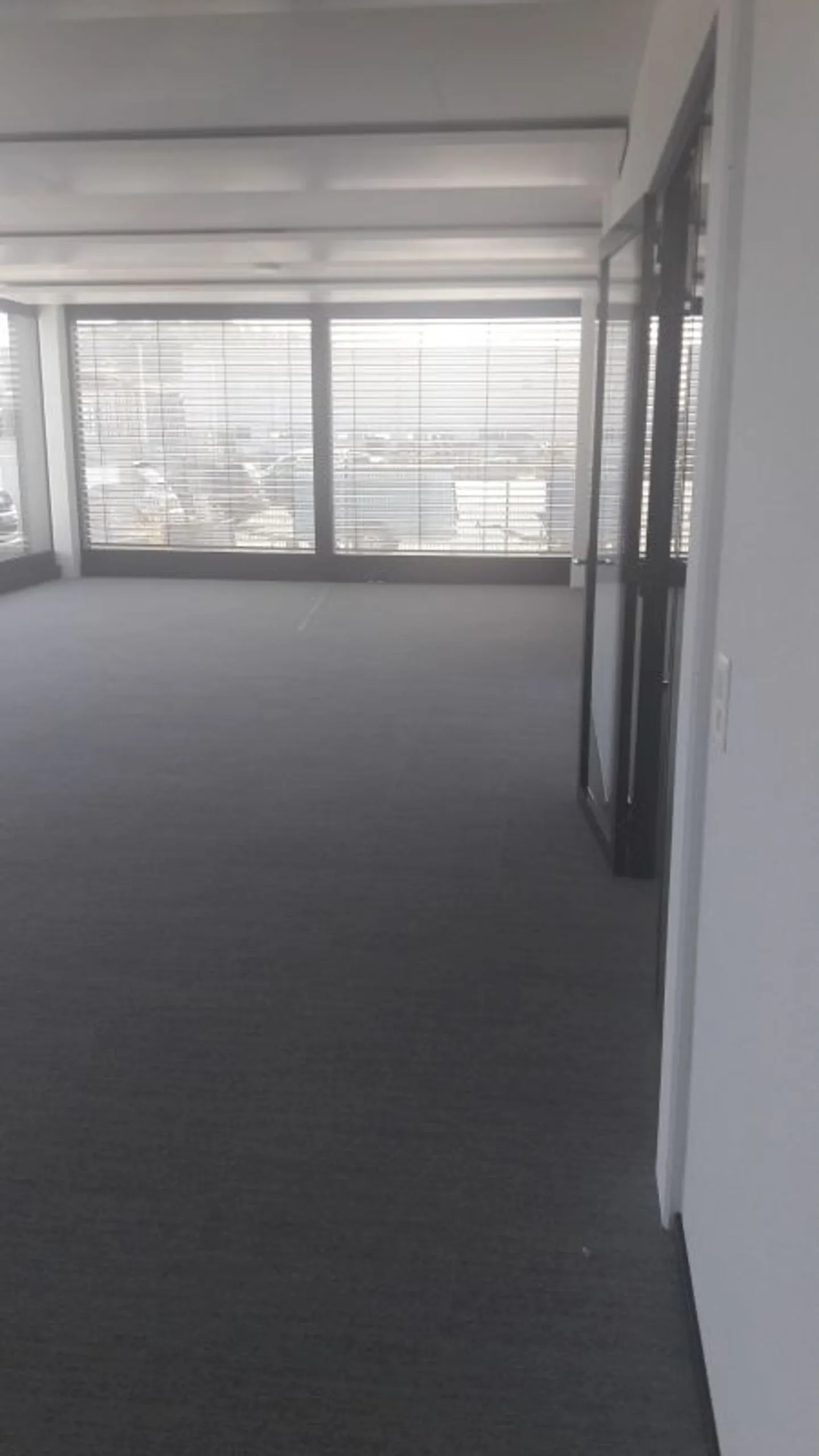 Air-conditioned new office spaces in prime location - Photo 5 of 5