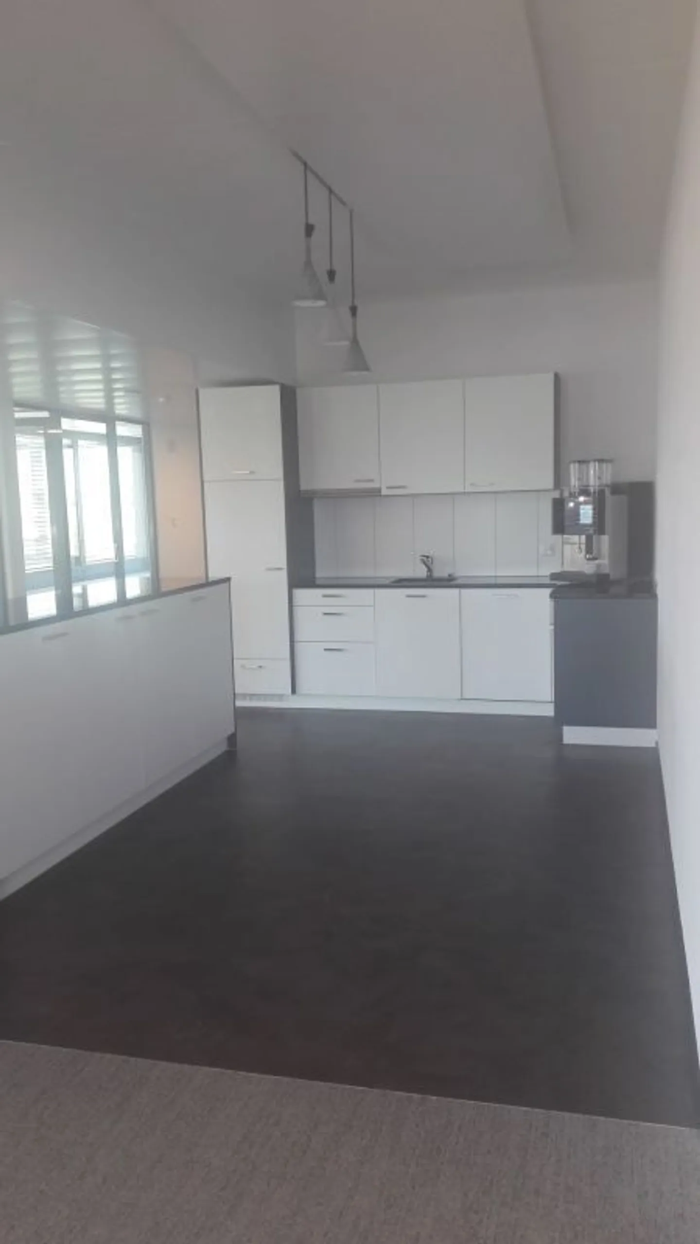 Air-conditioned new office spaces in prime location - Photo 4 of 5