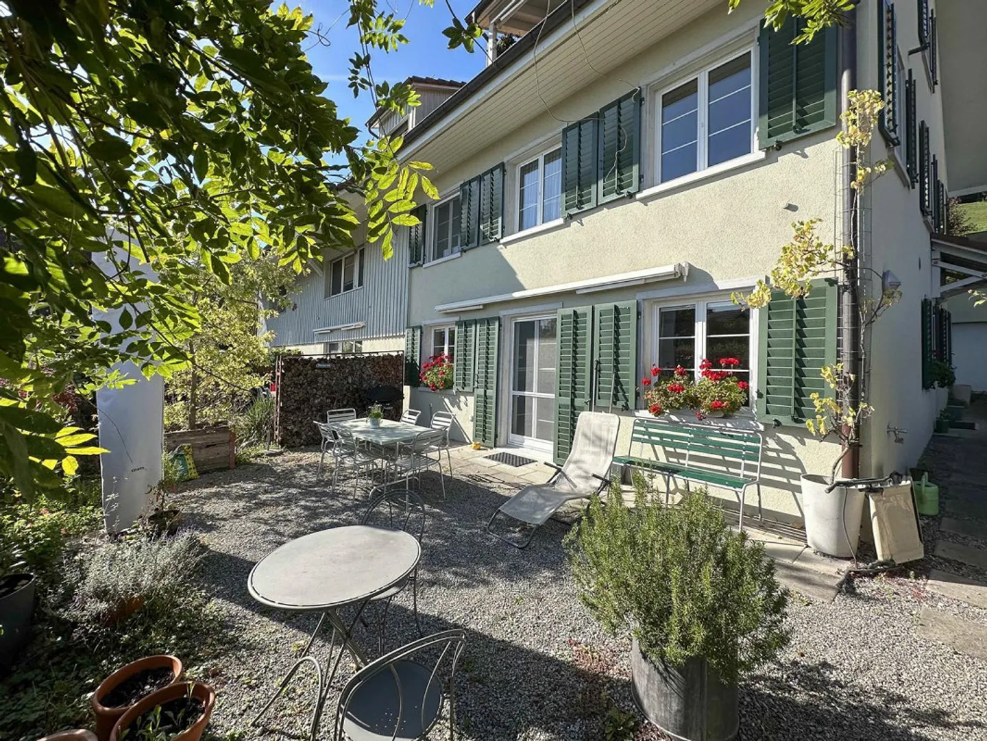 Living like in a single-family home - Photo 1 of 7