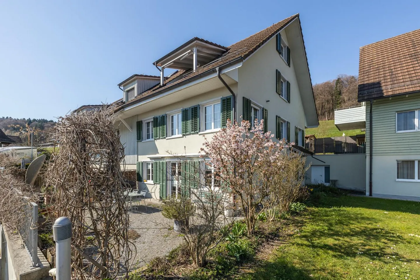 Living like in a single-family home - Photo 5 of 7