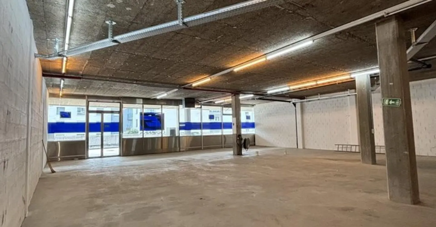 Magazzino spazioso di 620m2 idealmente situato a Clarens! - Foto 1 di 10