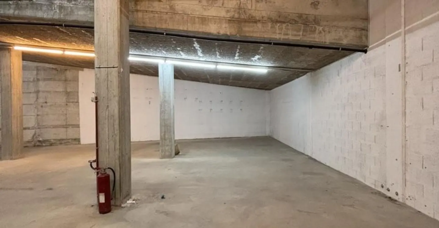 Magazzino spazioso di 620m2 idealmente situato a Clarens! - Foto 4 di 10