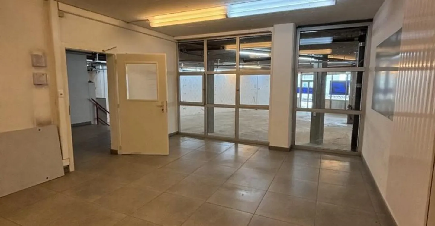 Magazzino spazioso di 620m2 idealmente situato a Clarens! - Foto 8 di 10