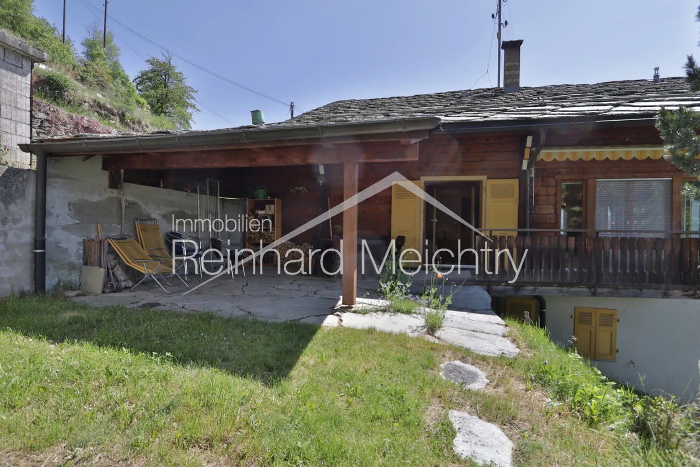 Maison résidentielle spacieuse avec beaucoup d'espace extérieur et une vue imprenable - Photo 2 sur 52