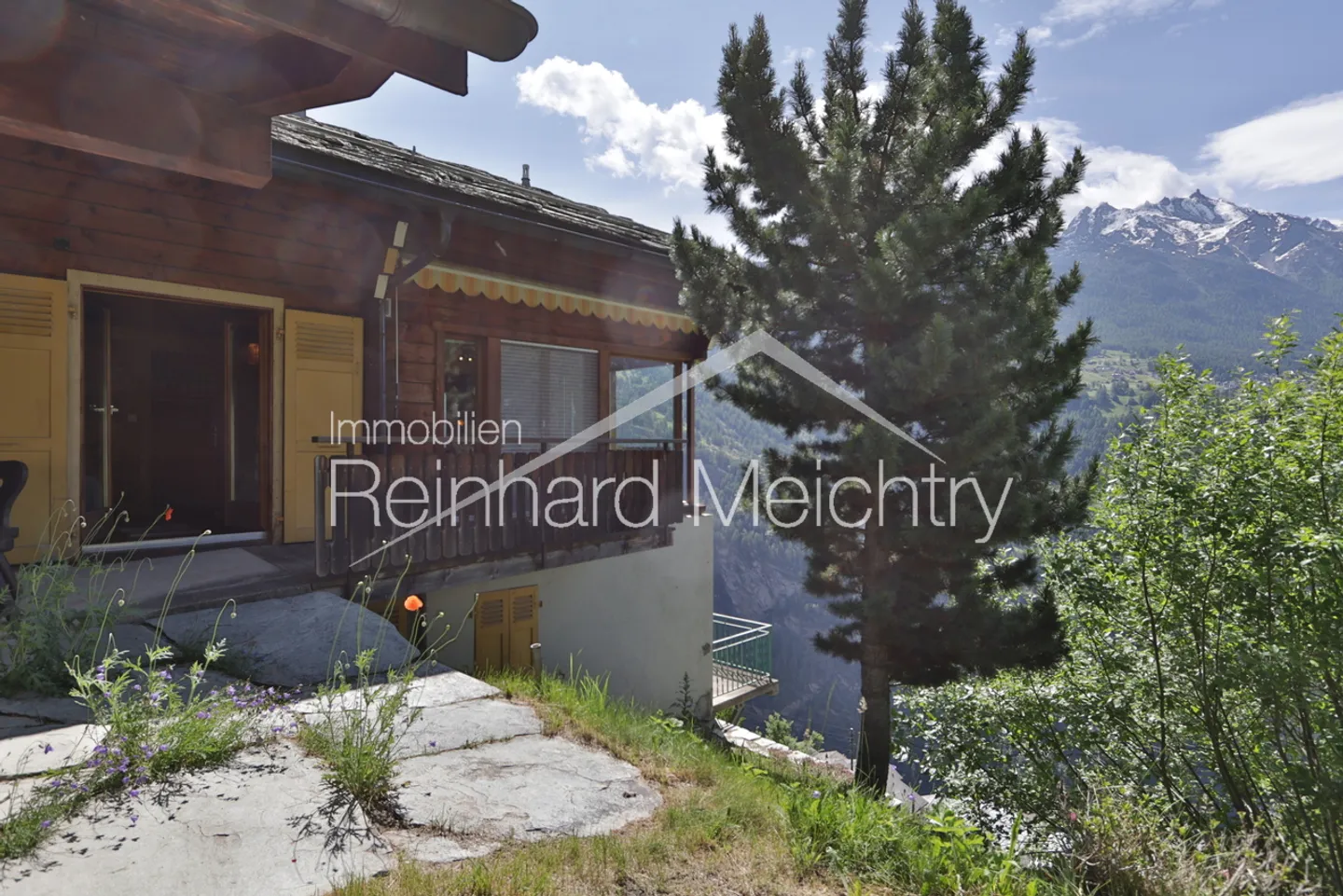 Maison résidentielle spacieuse avec beaucoup d'espace extérieur et une vue imprenable - Photo 3 sur 52