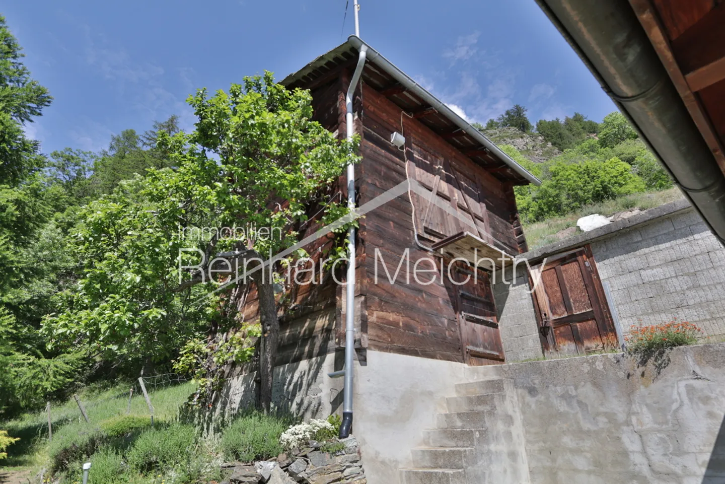 Maison résidentielle spacieuse avec beaucoup d'espace extérieur et une vue imprenable - Photo 4 sur 52