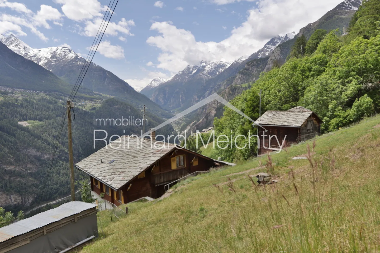 Maison résidentielle spacieuse avec beaucoup d'espace extérieur et une vue imprenable - Photo 6 sur 52