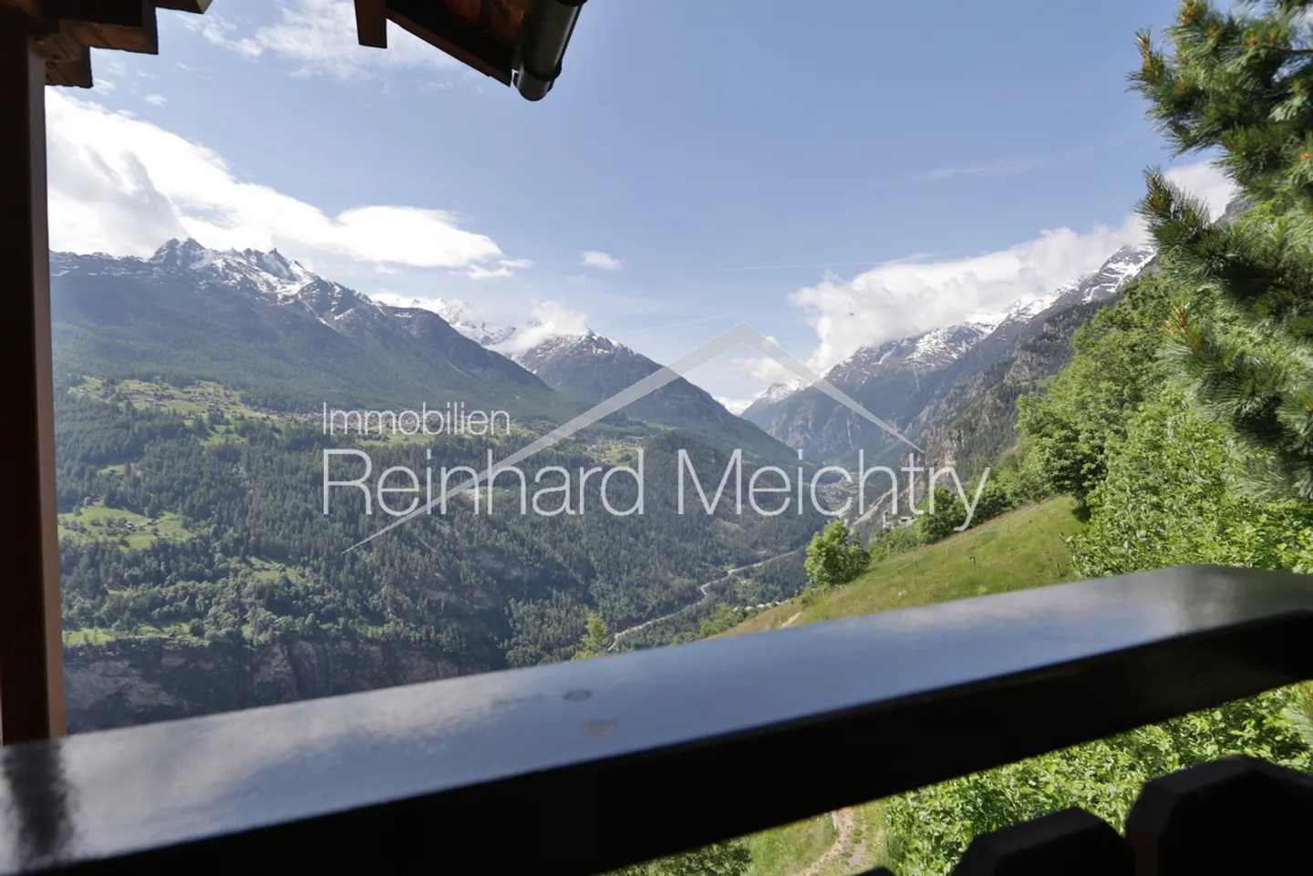 Maison résidentielle spacieuse avec beaucoup d'espace extérieur et une vue imprenable - Photo 7 sur 52