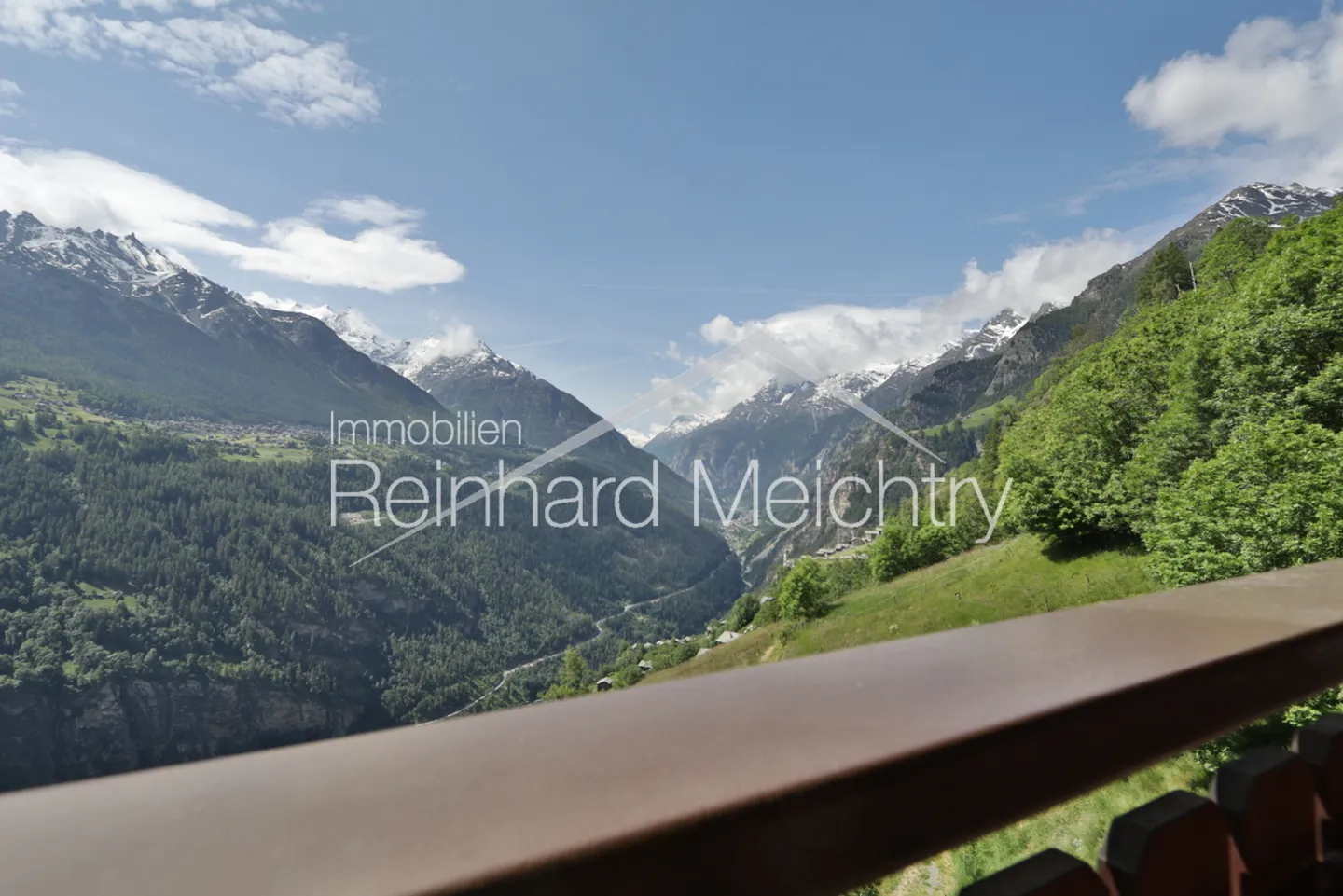 Maison résidentielle spacieuse avec beaucoup d'espace extérieur et une vue imprenable - Photo 8 sur 52