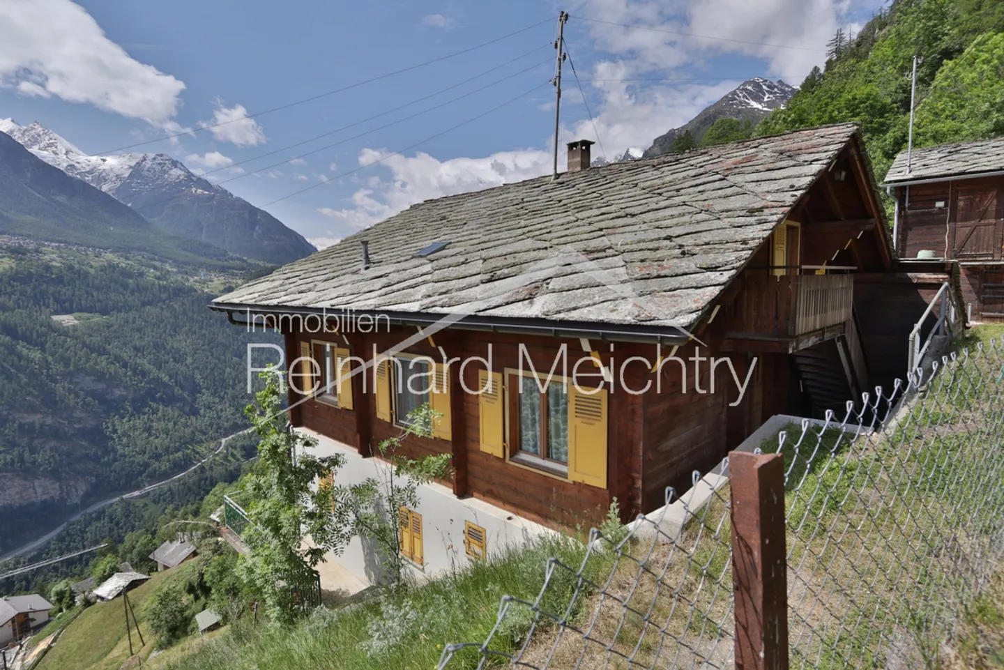 Maison résidentielle spacieuse avec beaucoup d'espace extérieur et une vue imprenable - Photo 1 sur 52