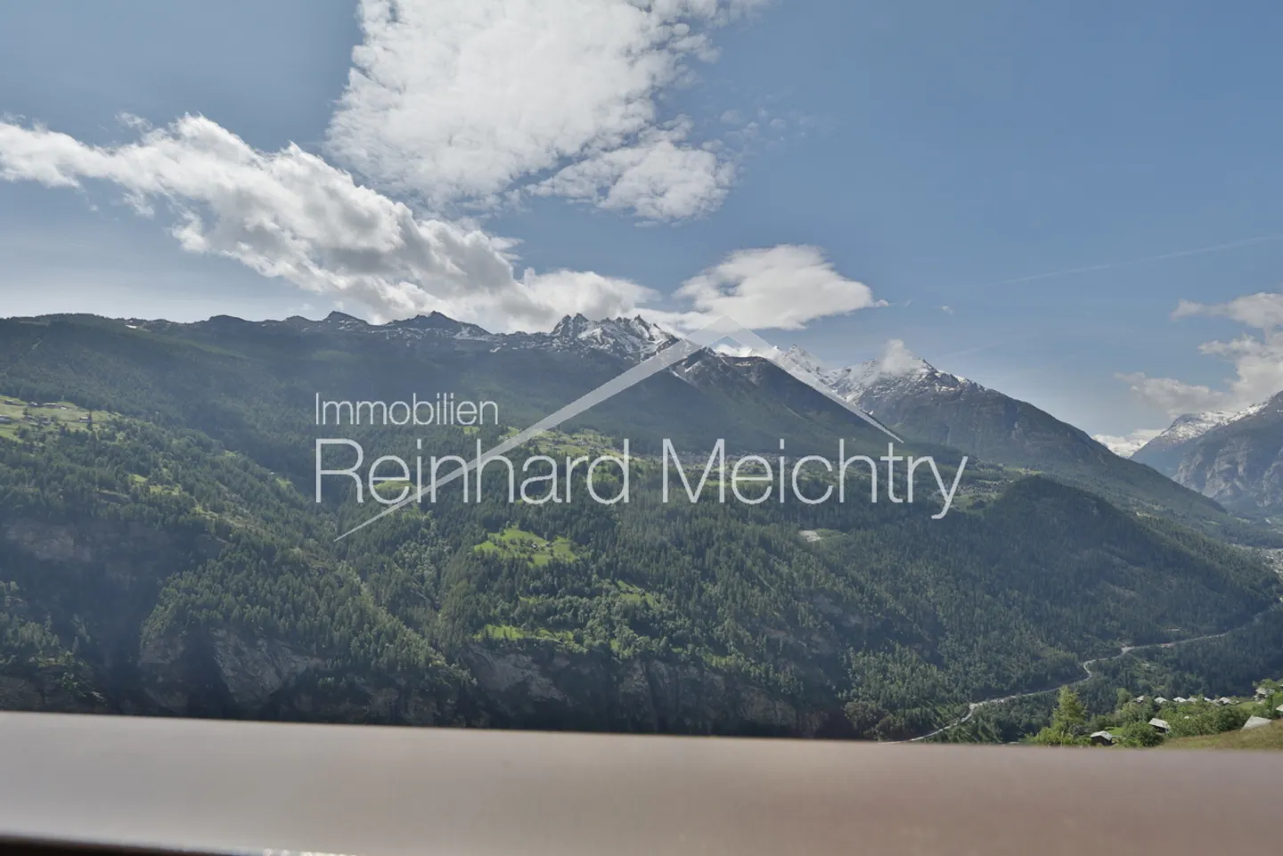 Maison résidentielle spacieuse avec beaucoup d'espace extérieur et une vue imprenable - Photo 9 sur 52