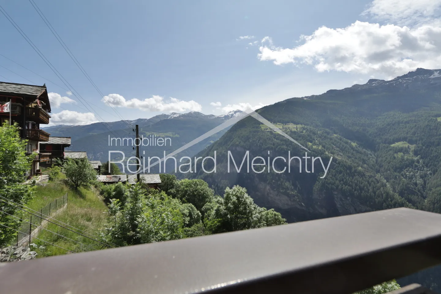 Maison résidentielle spacieuse avec beaucoup d'espace extérieur et une vue imprenable - Photo 10 sur 52