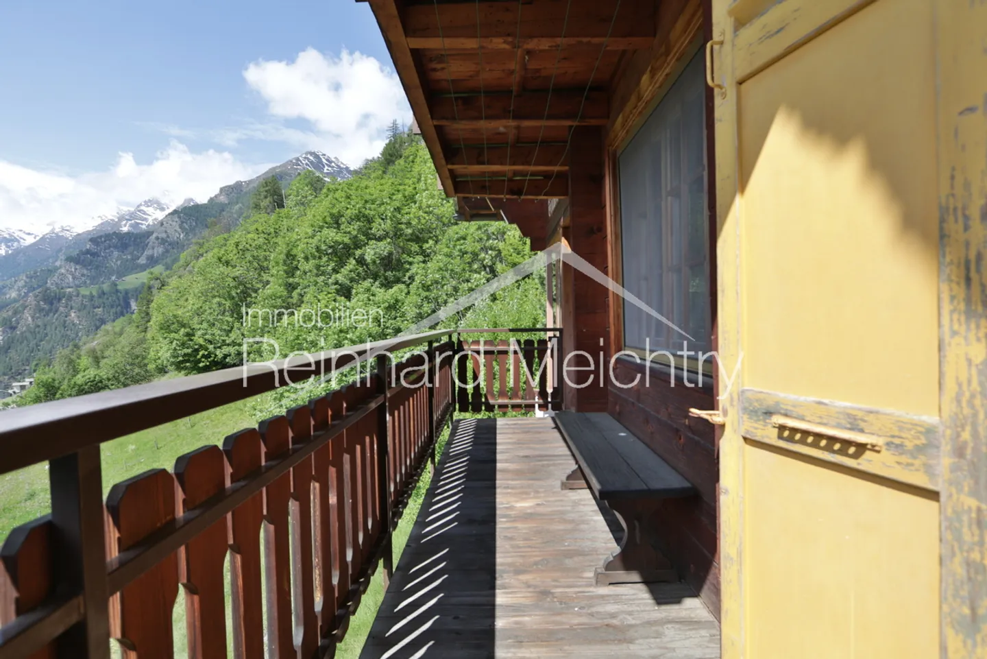 Maison résidentielle spacieuse avec beaucoup d'espace extérieur et une vue imprenable - Photo 11 sur 52