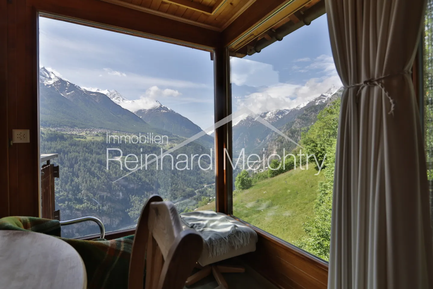 Maison résidentielle spacieuse avec beaucoup d'espace extérieur et une vue imprenable - Photo 12 sur 52