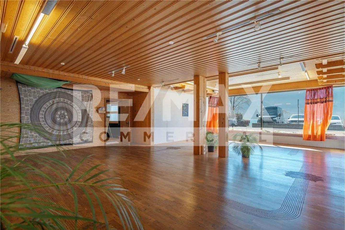 Negozio, ufficio o sala di pratica in affitto nella migliore posizione a Brienz - Foto 4 di 6