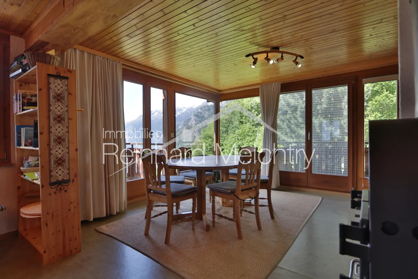 Maison résidentielle spacieuse avec beaucoup d'espace extérieur et une vue imprenable - Photo 15 sur 52