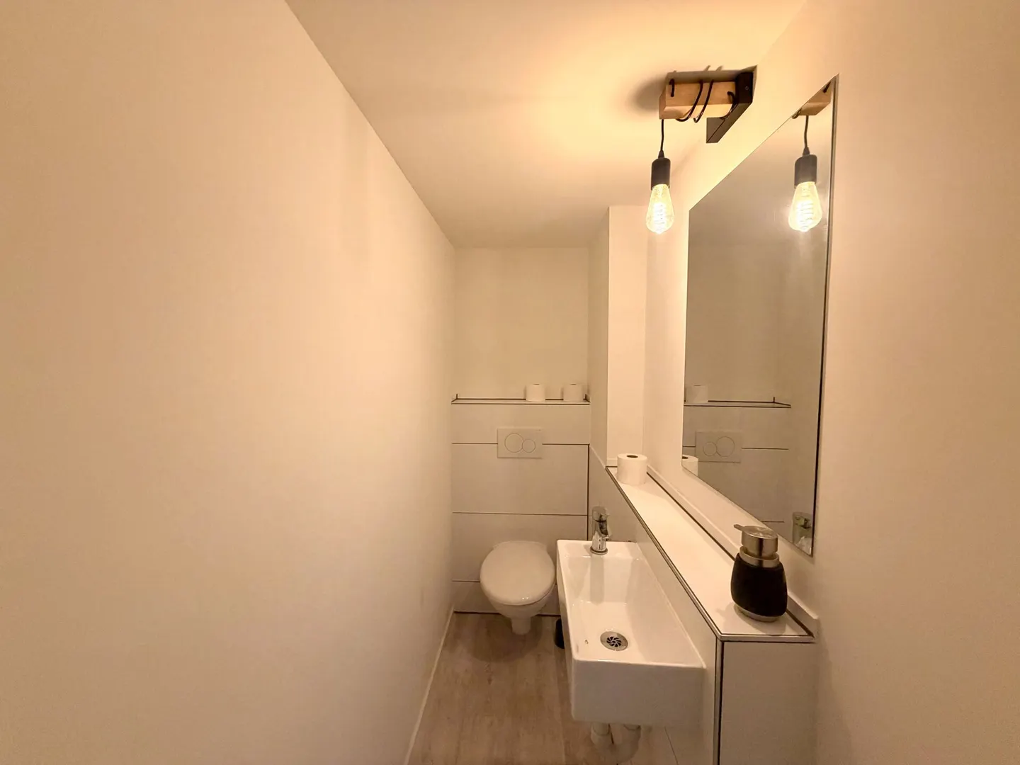 Casa unifamiliare ristrutturata con stile e comfort moderno! - Foto 5 di 13