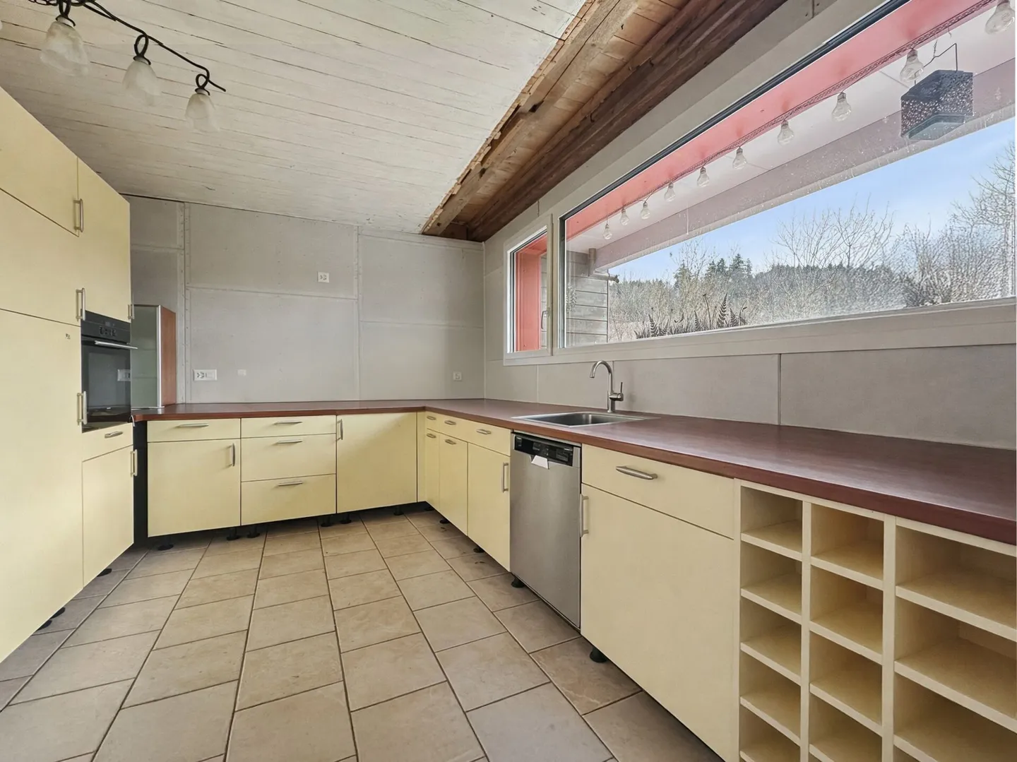 Detached Chalet in an Industrial Area with Development Potential - Photo 5 of 14