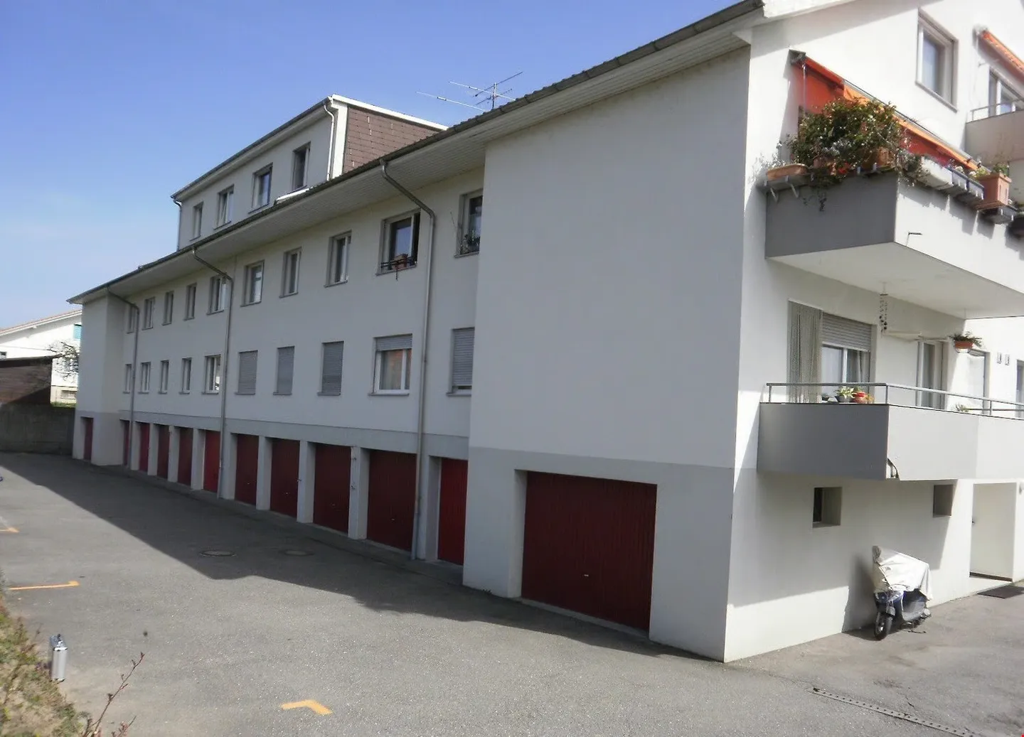 Helle 3.5-Zimmer-Wohnung mit Balkon im ruhigen Schwadernau - Photo 2 of 11