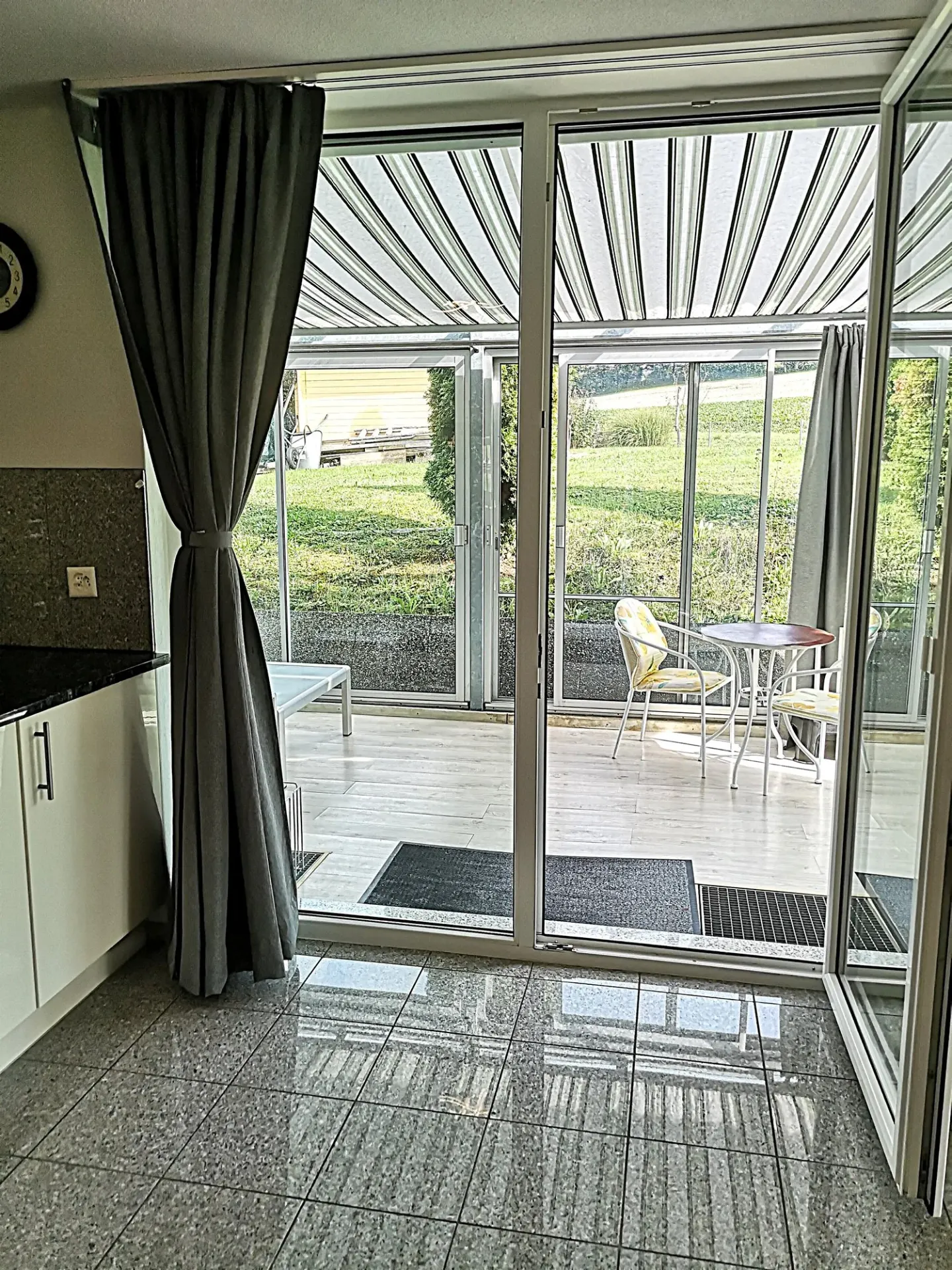 Baisse de prix : maison avec deux appartements loués et un appartement pour le propriétaire - Foto 12 di 51