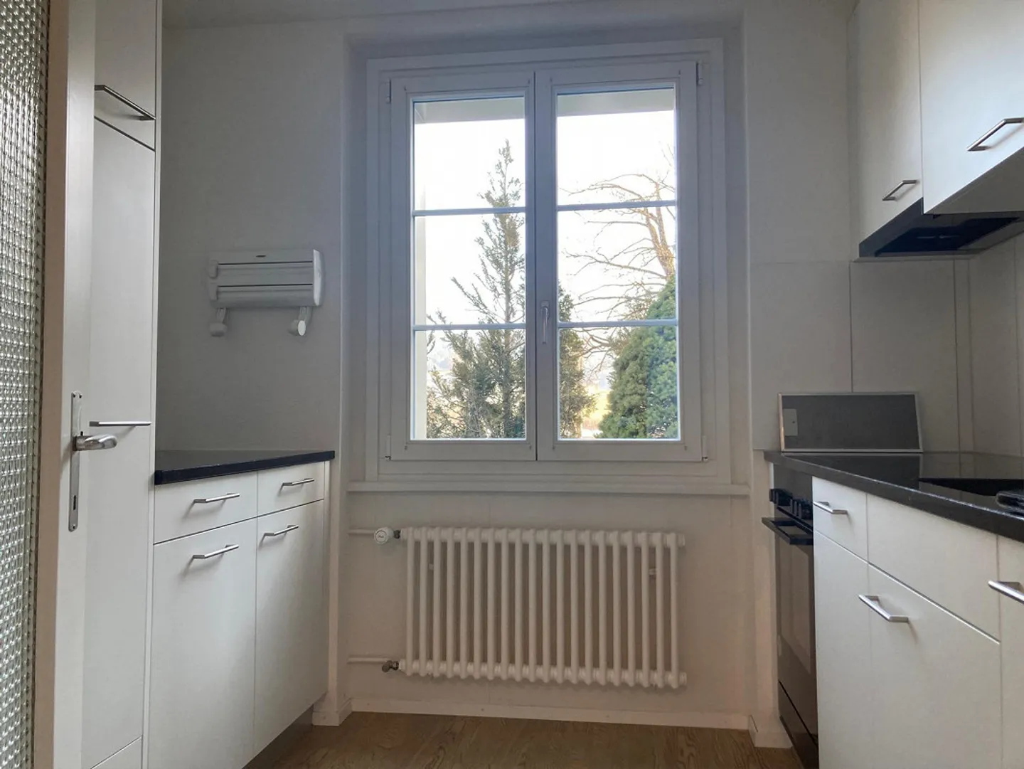 Emplacement central, sur la place du village - Photo 2 sur 5