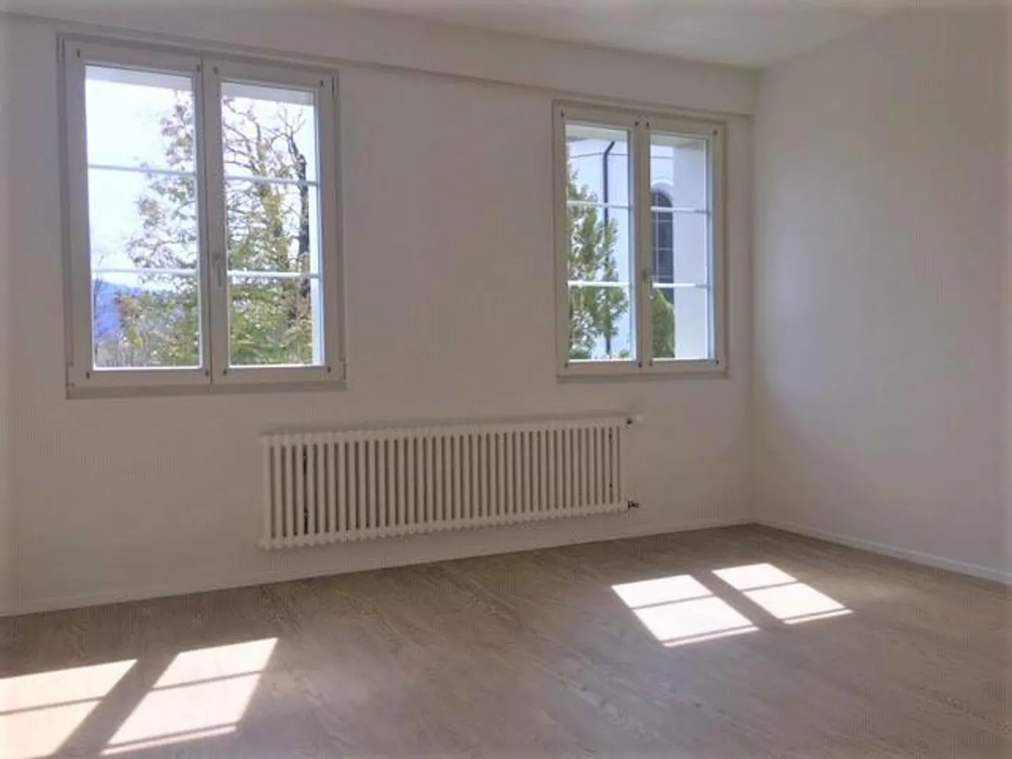 Emplacement central, sur la place du village - Photo 3 sur 5