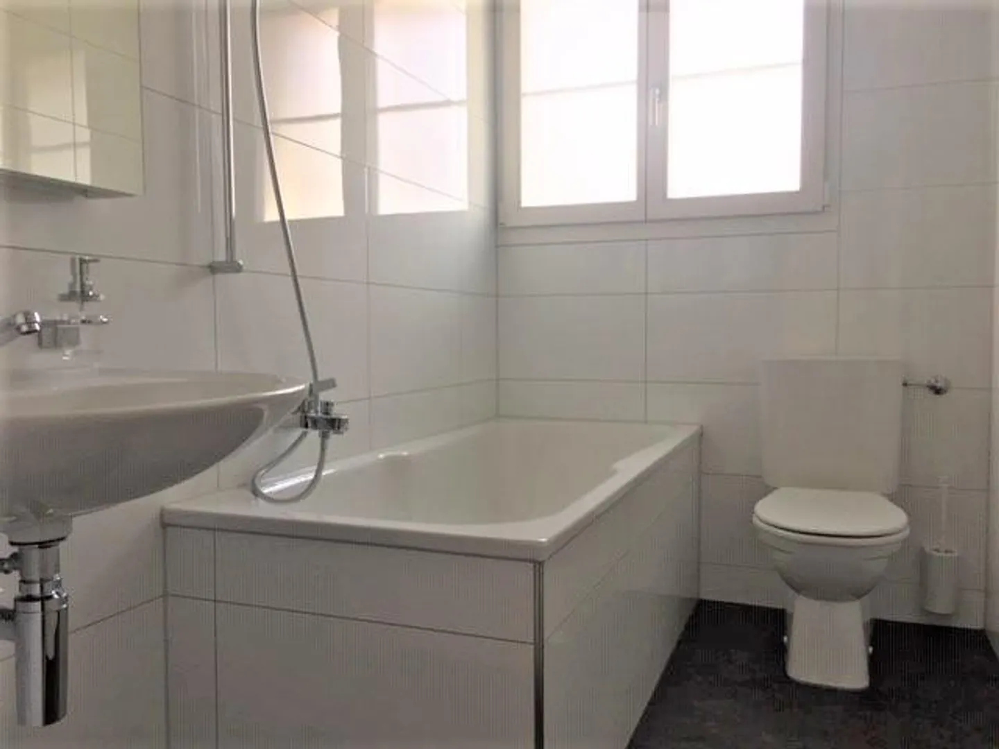 Emplacement central, sur la place du village - Photo 5 sur 5