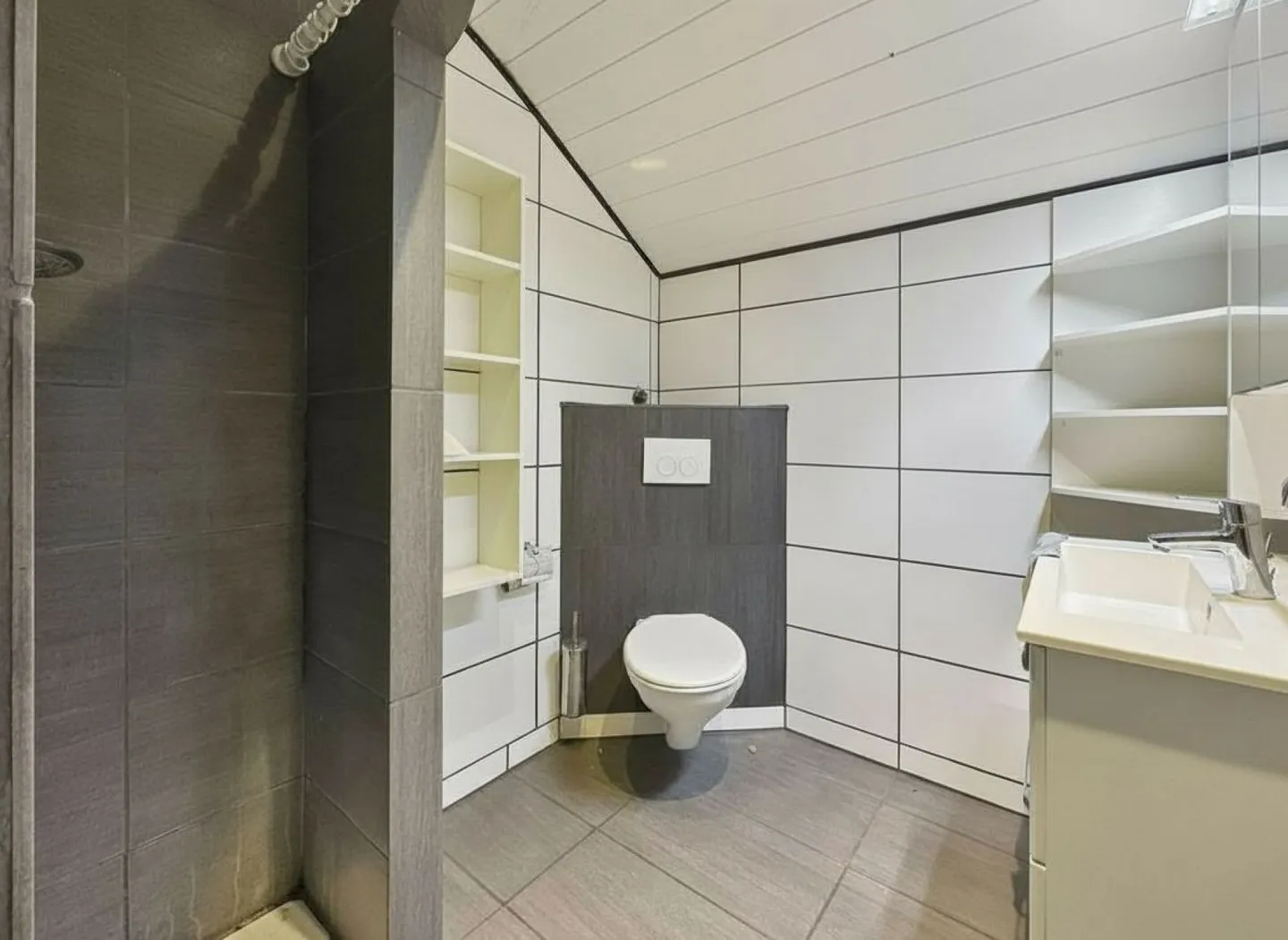 Detached Chalet in an Industrial Area with Development Potential - Photo 10 of 14