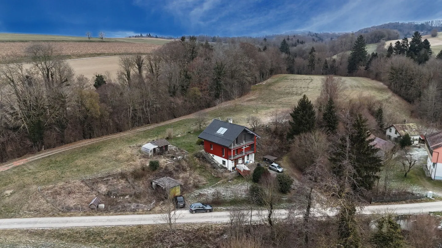 Detached Chalet in an Industrial Area with Development Potential - Photo 11 of 14