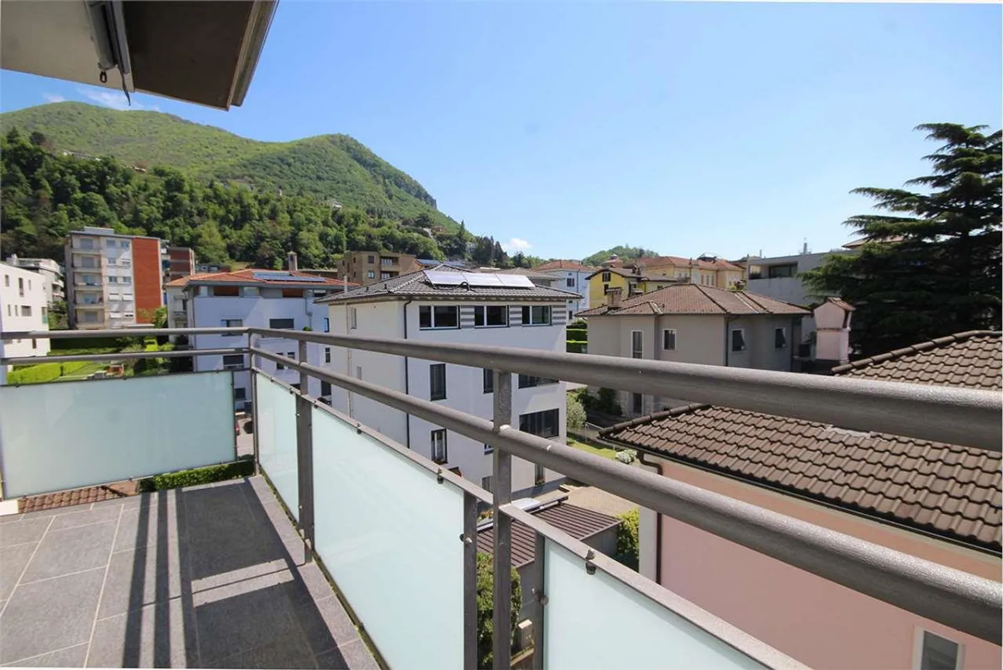 Mendrisio : appartement lumineux de 3,5 pièces avec balcon près du centre - Photo 1 sur 6