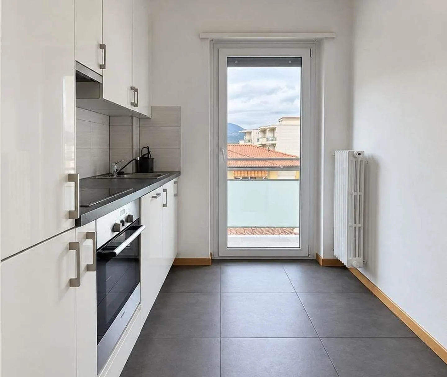 Mendrisio : appartement lumineux de 3,5 pièces avec balcon près du centre - Photo 4 sur 6