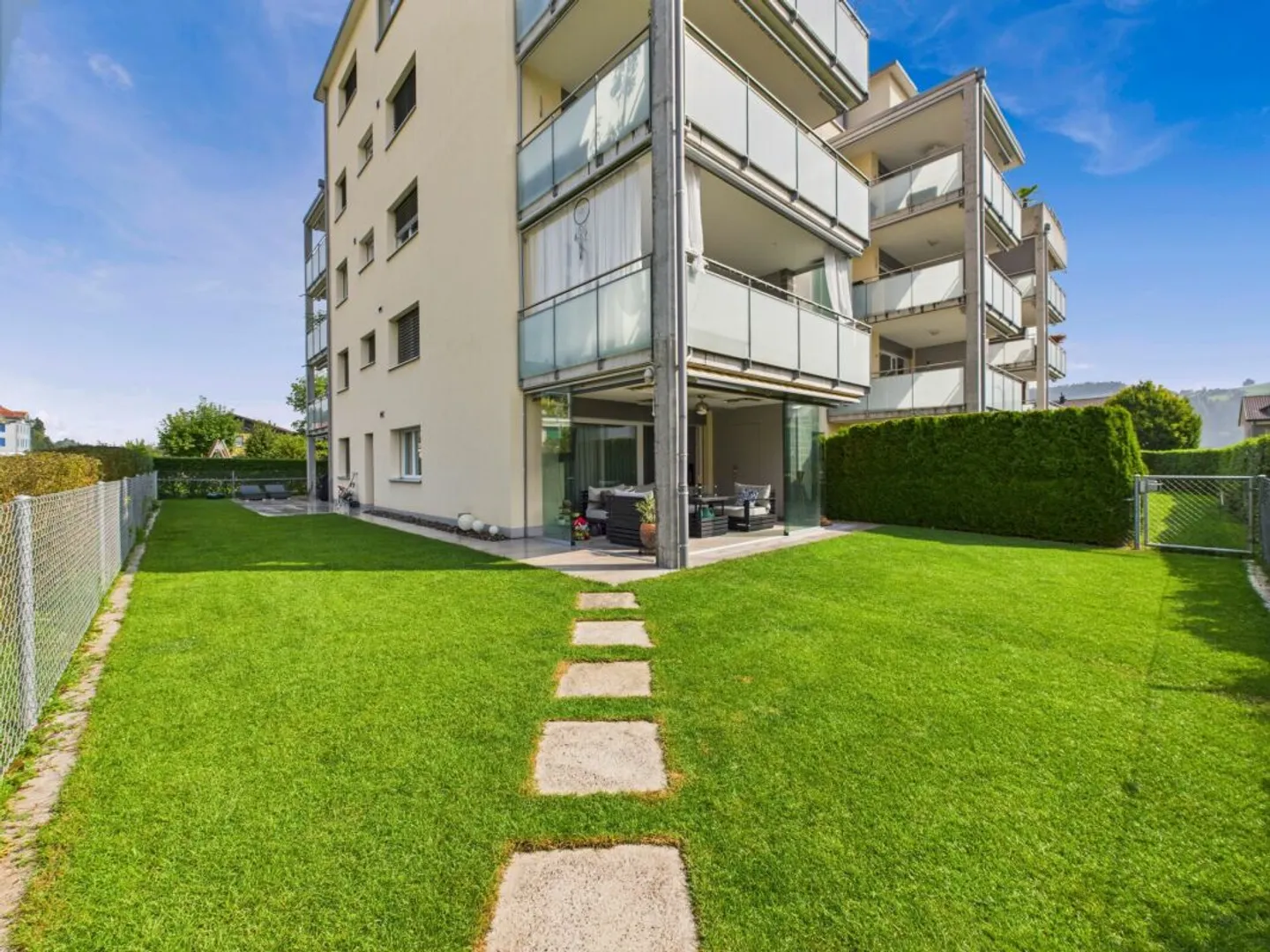 HAUT NIVEAU DE CONSTRUCTION AVEC GRAND ESPACE DE JARDIN! - Photo 2 sur 9
