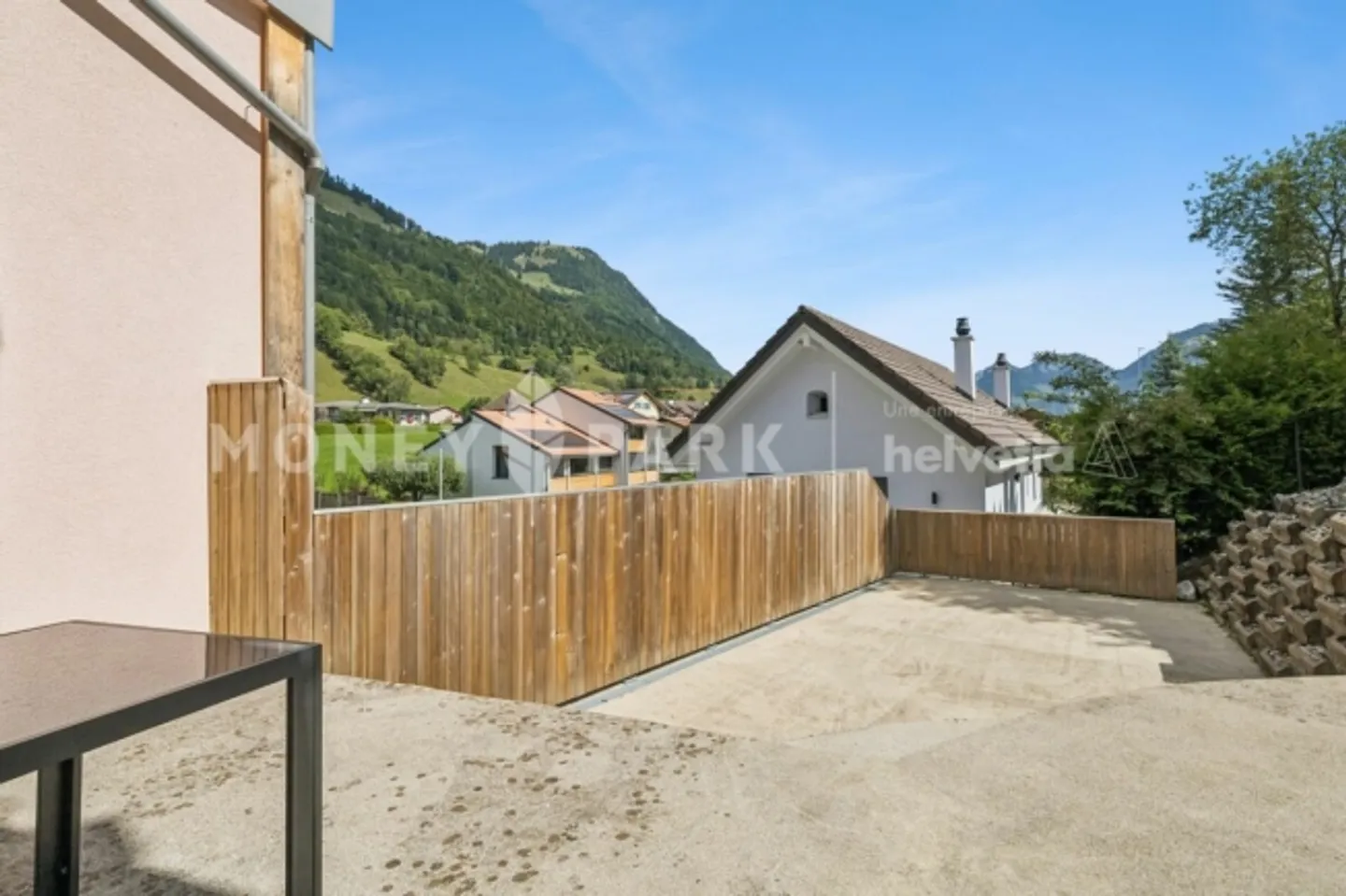 Loft en double étage avec terrasse rénovée - Photo 2 sur 13
