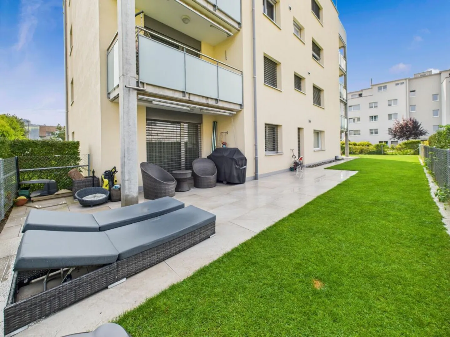 HAUT NIVEAU DE CONSTRUCTION AVEC GRAND ESPACE DE JARDIN! - Photo 3 sur 9