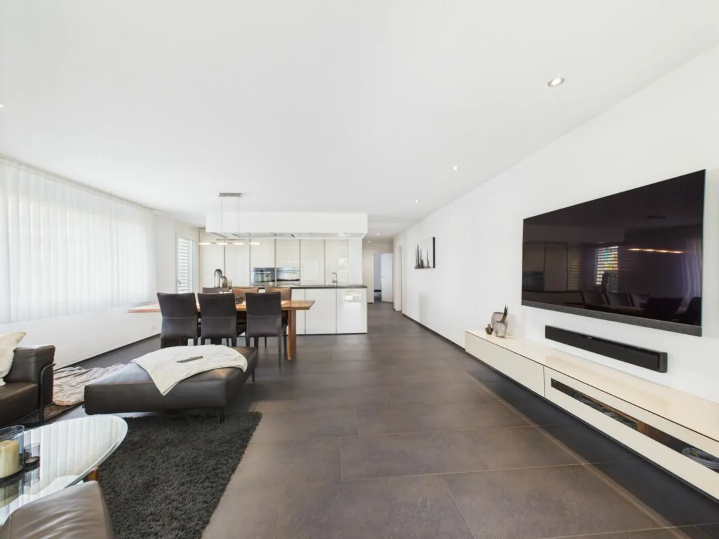 HAUT NIVEAU DE CONSTRUCTION AVEC GRAND ESPACE DE JARDIN! - Photo 4 sur 9