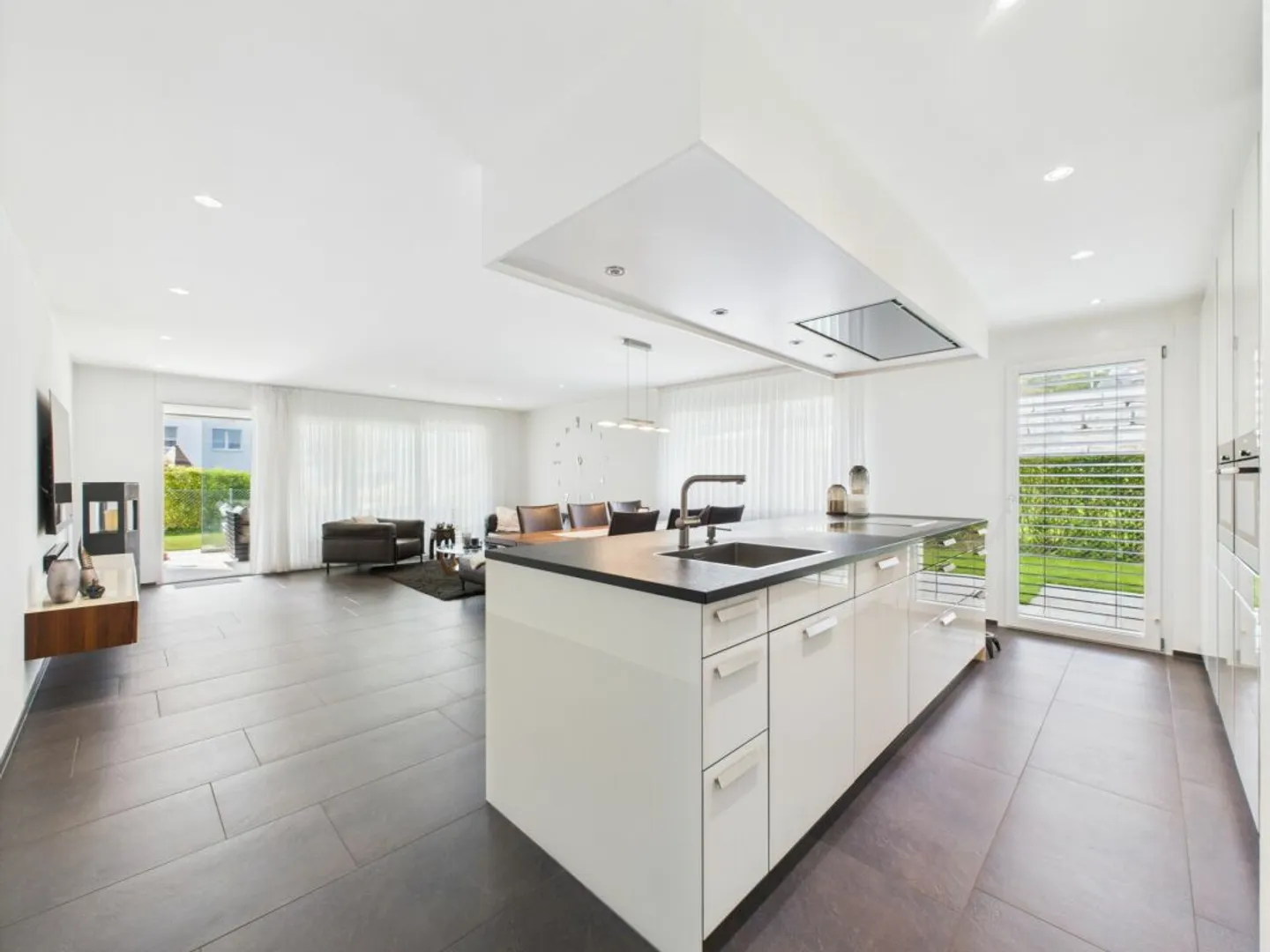 HAUT NIVEAU DE CONSTRUCTION AVEC GRAND ESPACE DE JARDIN! - Photo 5 sur 9