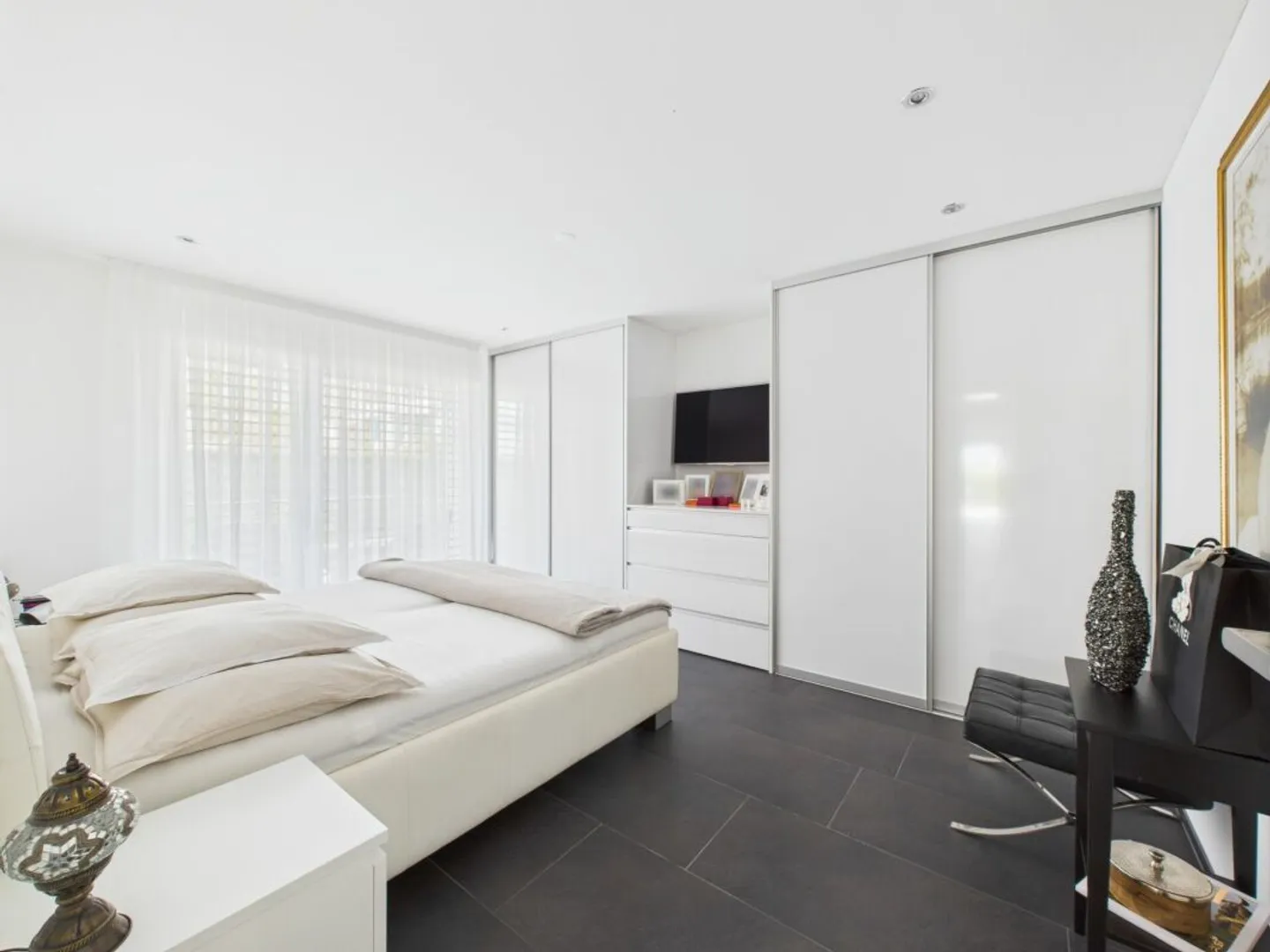 HAUT NIVEAU DE CONSTRUCTION AVEC GRAND ESPACE DE JARDIN! - Photo 6 sur 9