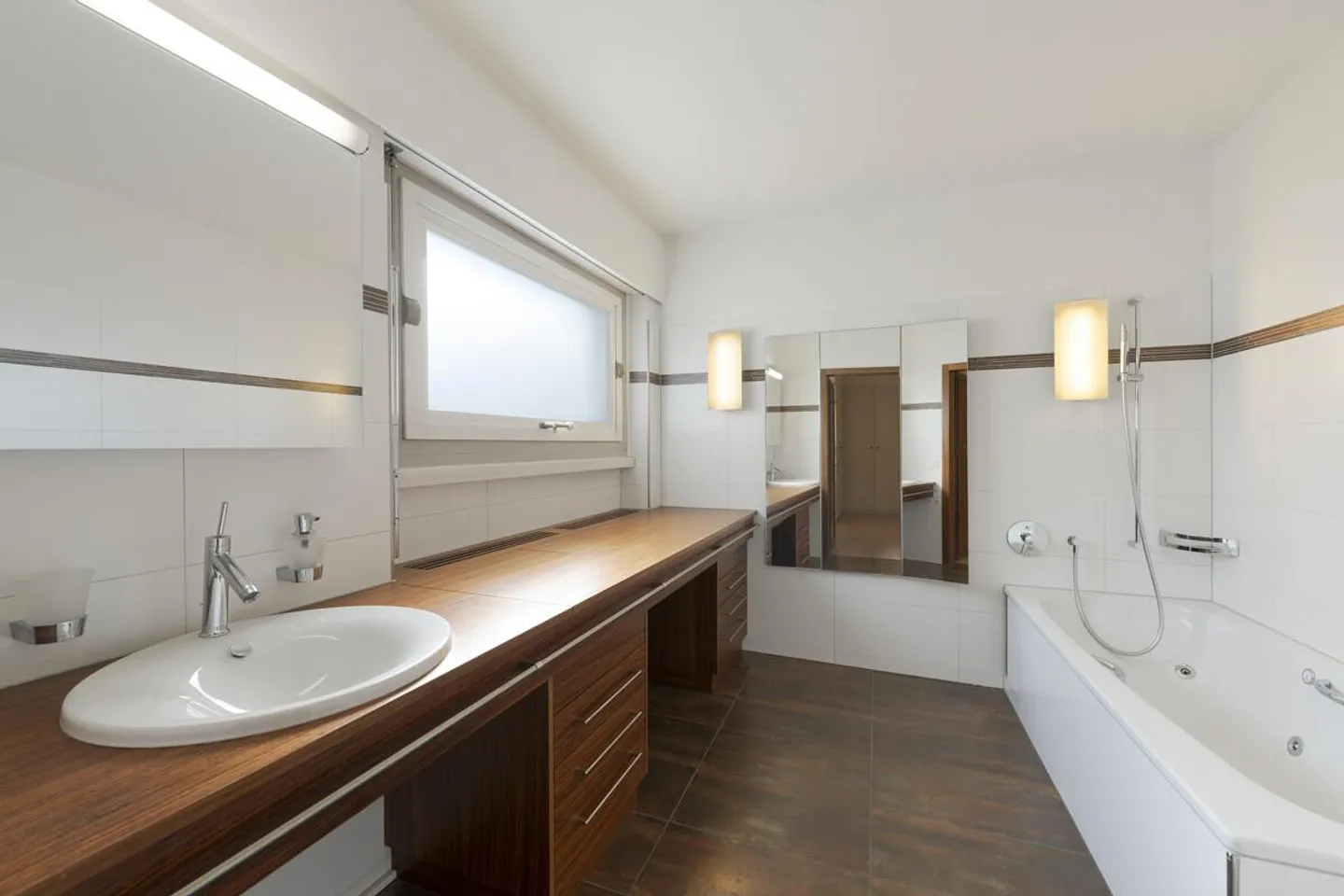 Winterthur: high above the city - spacious with potential - Photo 4 of 7