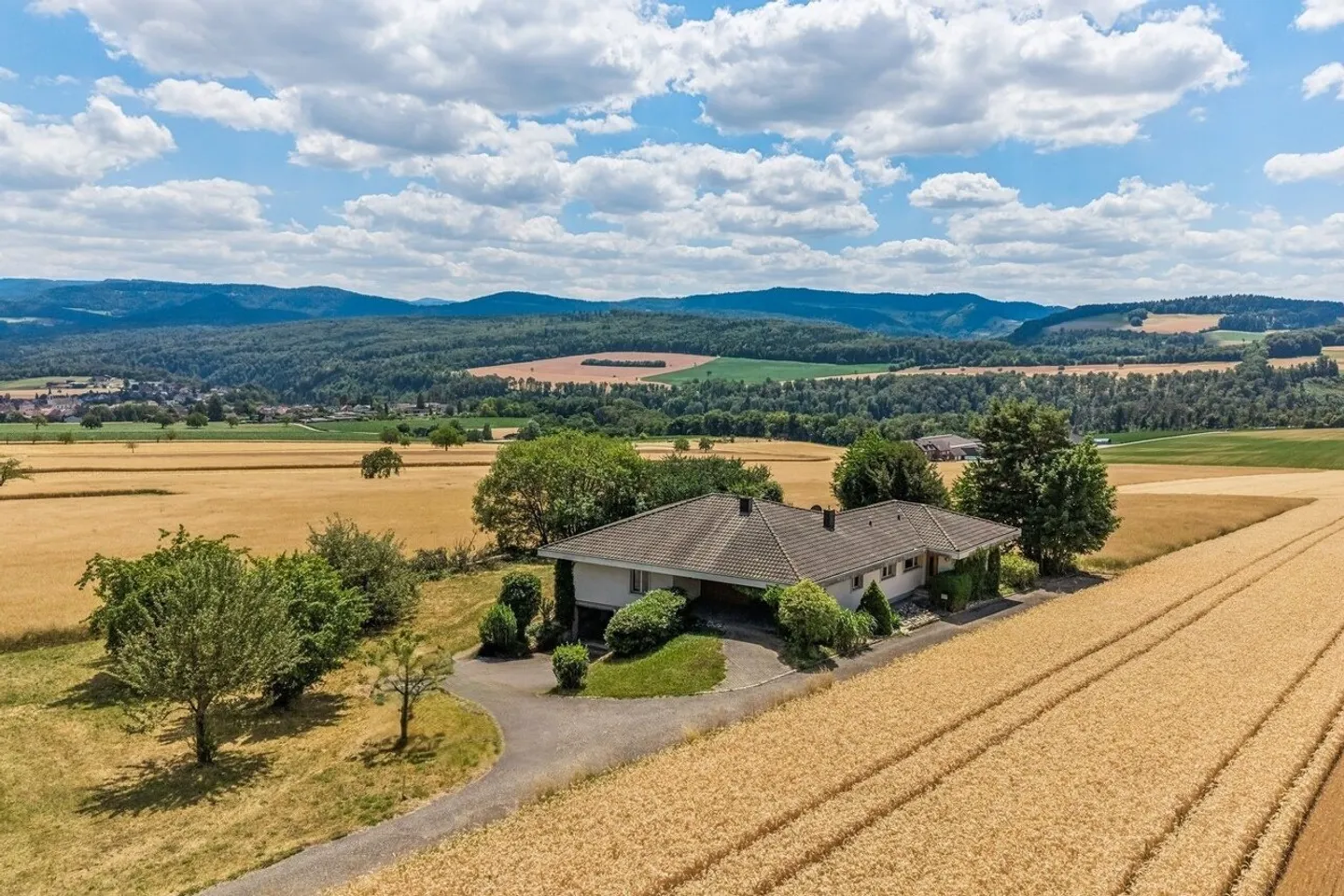 Grosszügiges Landhaus mit Pool - Foto 1 von 6
