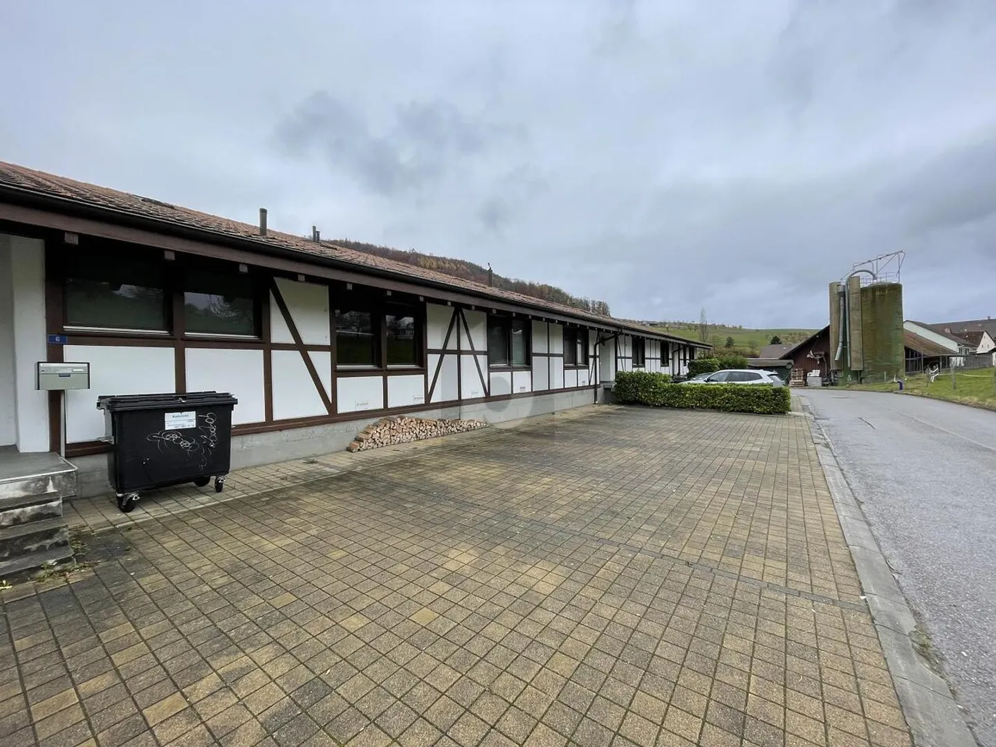 BUREAU, ENTREPÔT AVEC DEUX APPARTEMENTS - Photo 2 sur 6