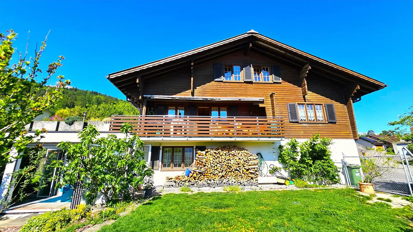 Large 7 ½-room single-family house with a dream pool and panoramic view - Photo 4 of 17