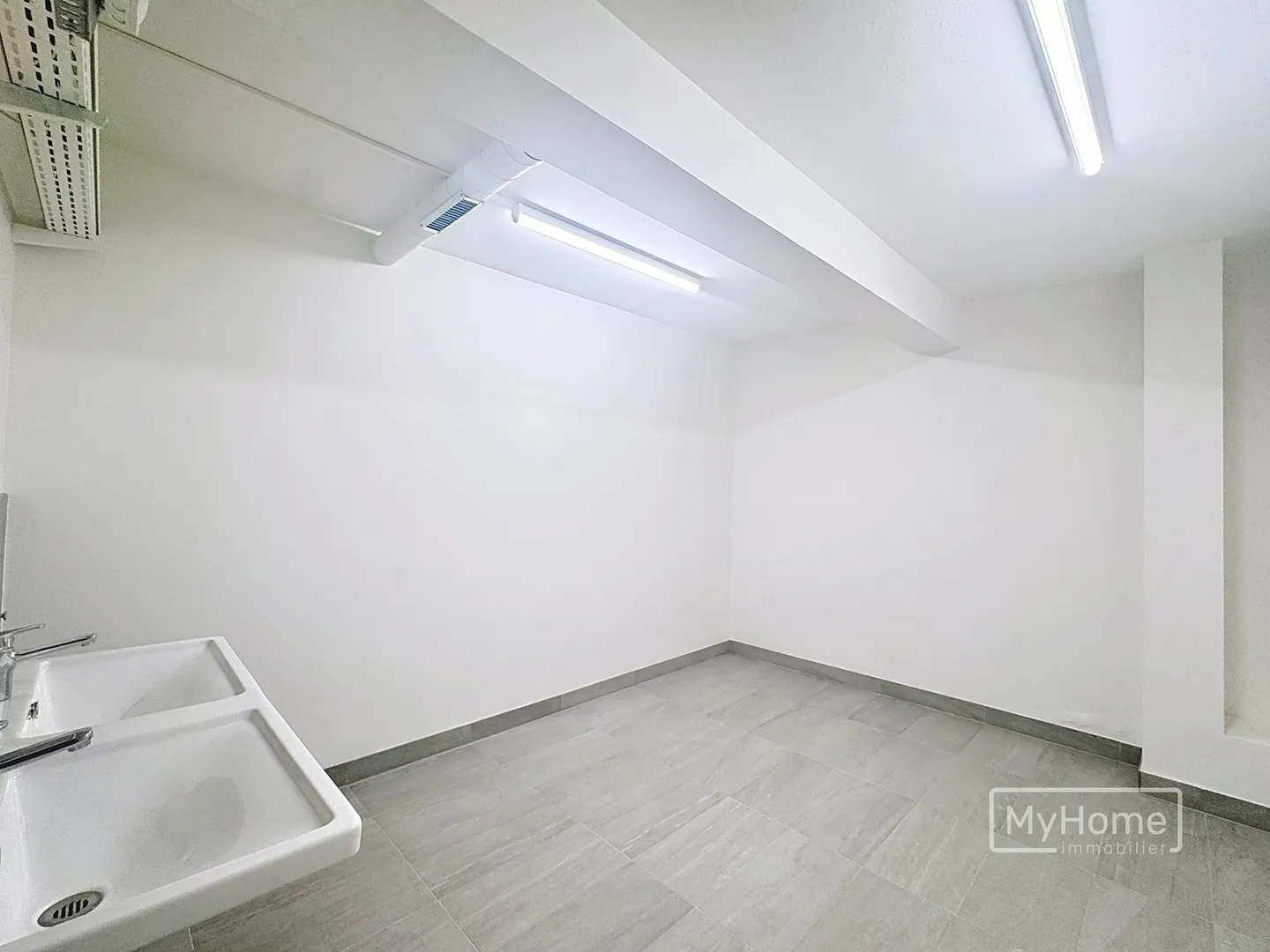 Professional space for rent 250 m2 in the historic center of Orbe - Photo 6 of 7