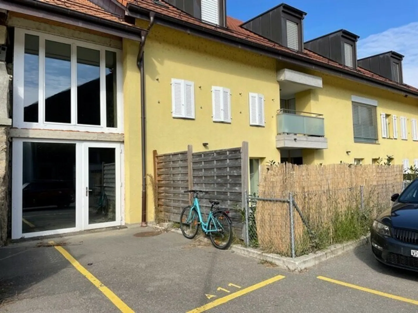 Mixed-use building for rent - Photo 1 of 3