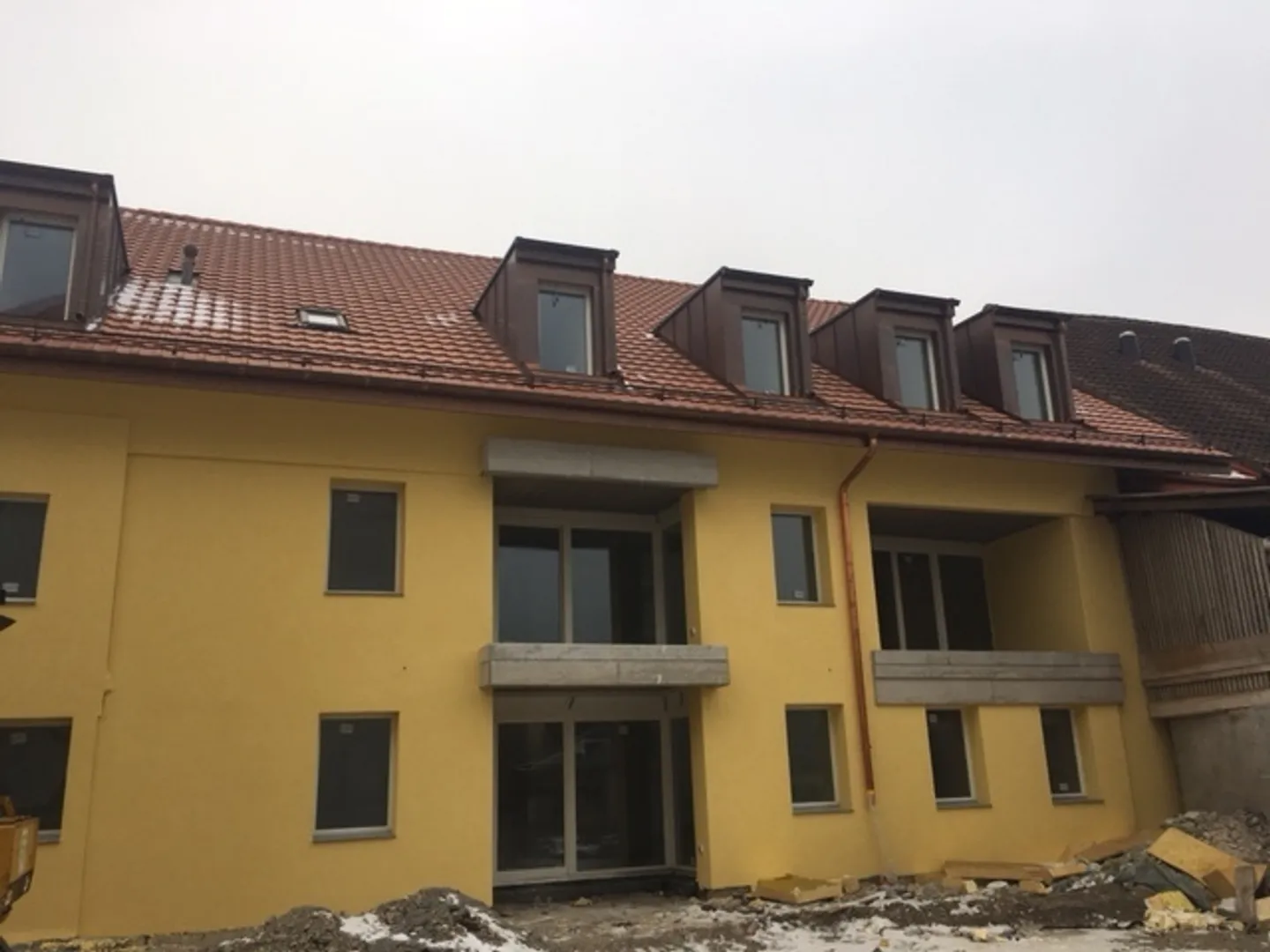 Mixed-use building for rent - Photo 2 of 3