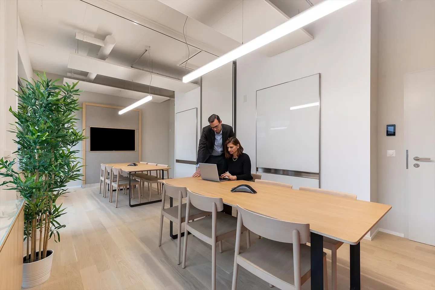 Offener Büroraum für 10 Personen am Regus Airport - Foto 1 von 9