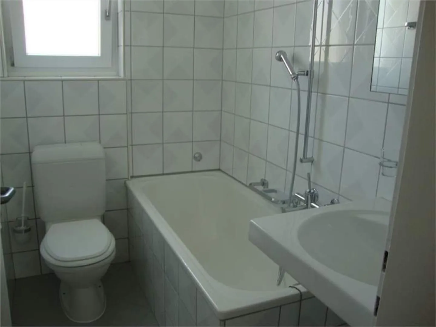 Private 2-room apartment (30 sqm) with sunny balcony - central & close to the lake - Photo 5 of 7
