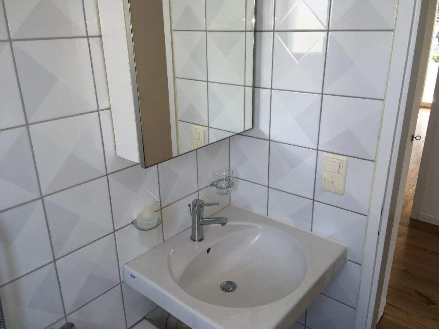 Private 2-room apartment (30 sqm) with sunny balcony - central & close to the lake - Photo 6 of 7