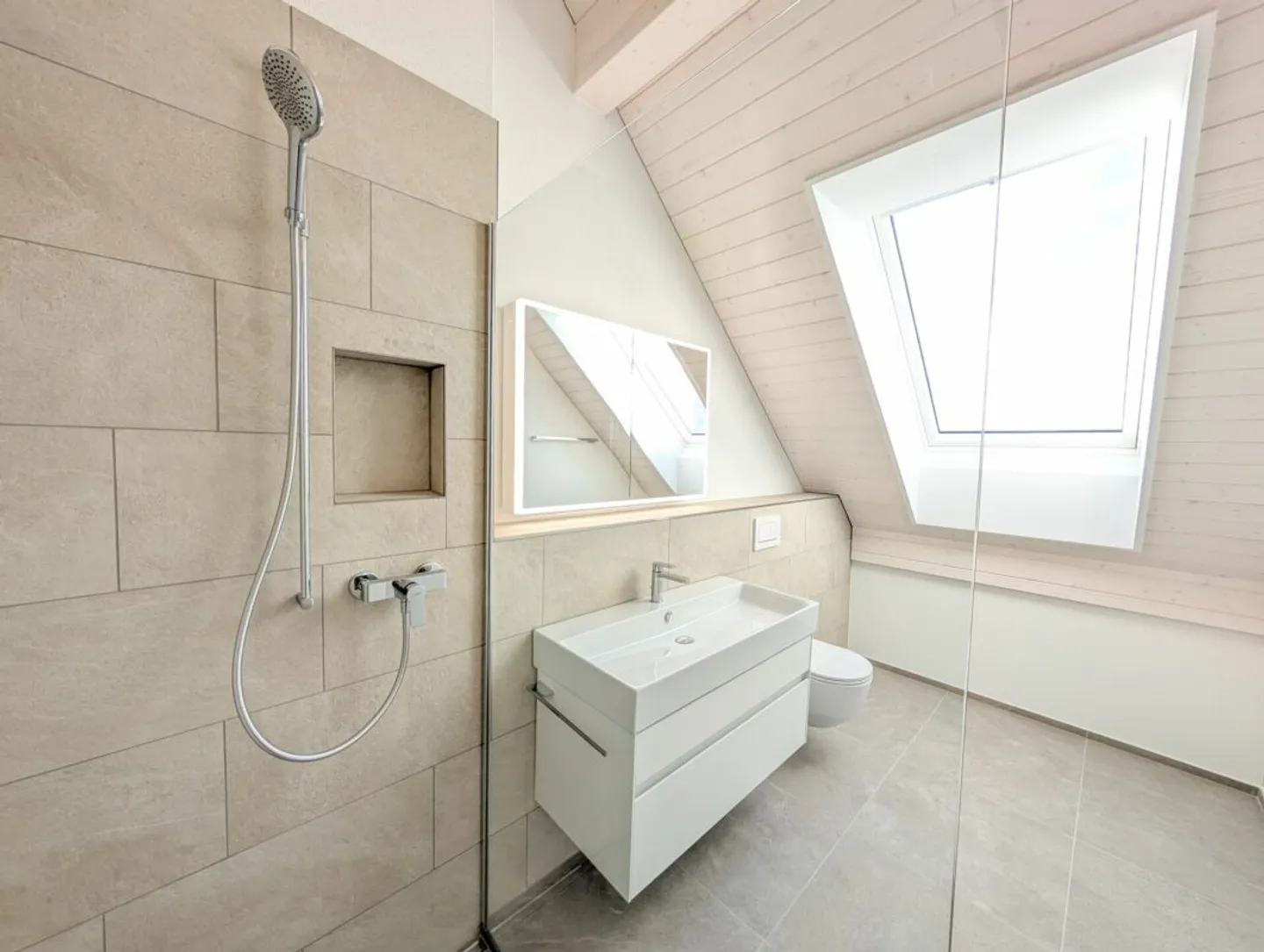 Vue dégagée sur la zone agricole et le Uetliberg garantie! - Photo 10 sur 14