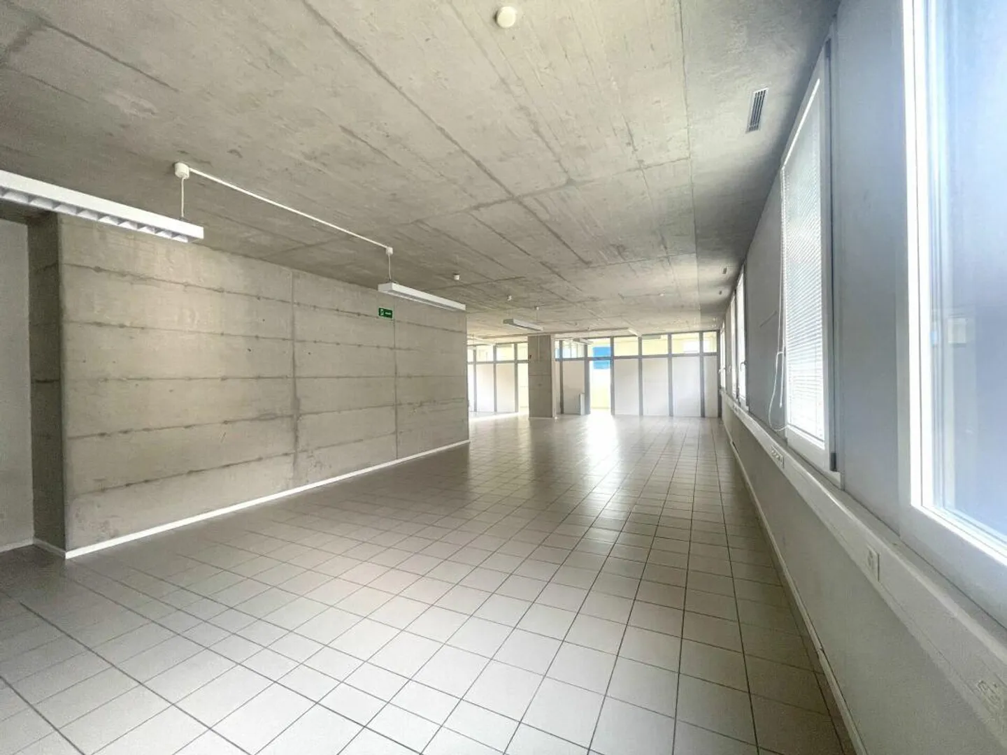 Spazi commerciali con deposito - Gewerbeflächen mit Lager - Espaces commerciaux avec dépôt - Commercial spaces with storage - Foto 2 di 9